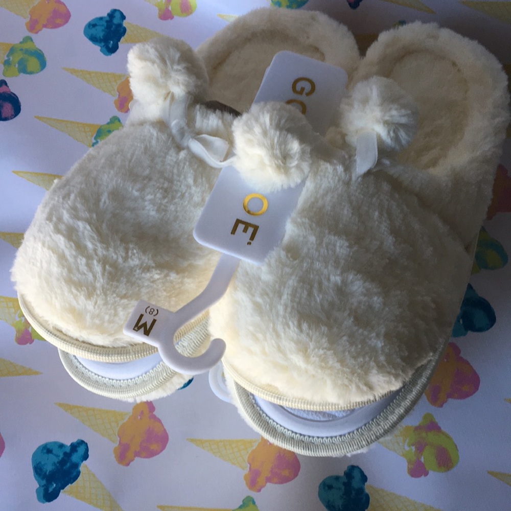 🍦XL Gold Toe NWT cream puff pom pom slippers 🍦 - Picture 4 of 8